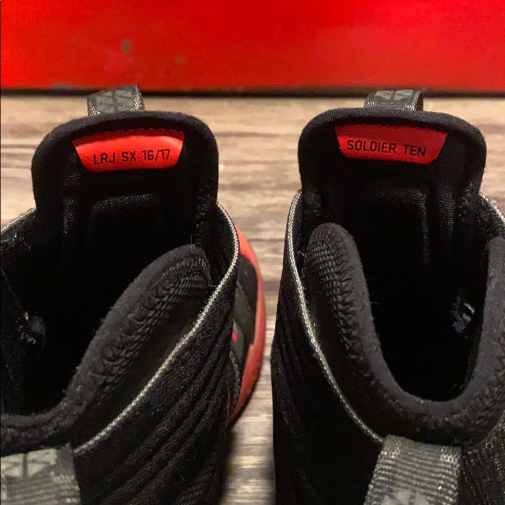 Rare Mens black and red Nike Lebron Soldier 10’s - Picture 4 of 6